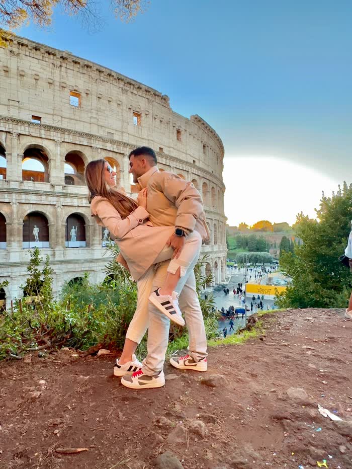 Alexandre e Neila diante do Coliseu, em Roma, ao pôr do sol