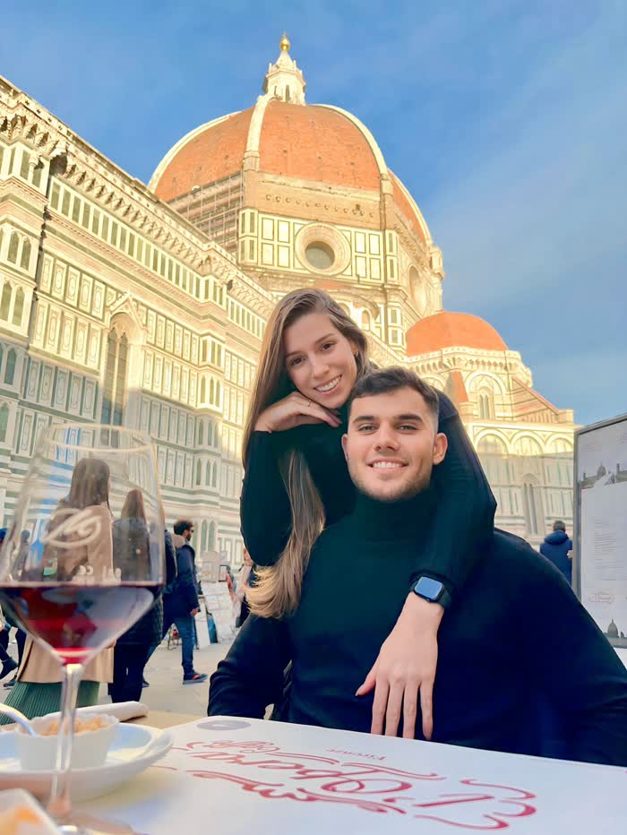 Alexandre e Neila em um café em frente ao Duomo de Florença