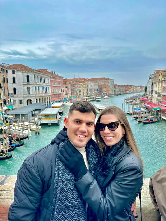 Alexandre e Neila na Ponte de Rialto, sobre o Grande Canal de Veneza