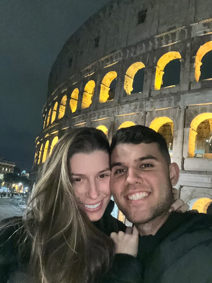 Alexandre e Neila diante do Coliseu iluminado à noite